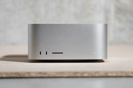 Sulla parte anteriore sono presenti due porte Thunderbolt 4 e un lettore di schede.