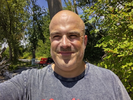 La fotocamera selfie del G42 ha una forte tonalità gialla.