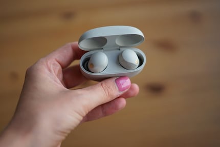 Ecco come si inseriscono gli auricolari 1000XM5 nella custodia.