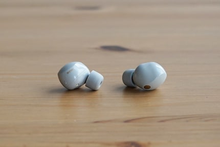 I lati degli auricolari sono lucidi, il che dovrebbe rendere la sensazione nell'orecchio migliore.