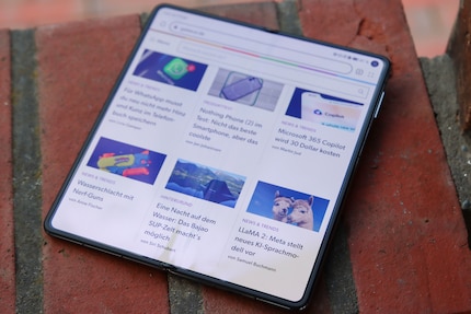 La piega al centro non disturba. Inoltre, apprezzo la possibilità di vedere più cose nel browser rispetto allo stretto display esterno.
