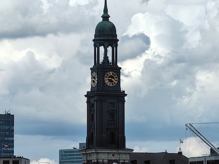 Con lo zoom 10x il campanile della chiesa è a fuoco.