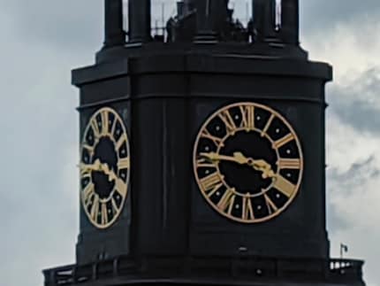 Lo zoom 50x inquadra bene l’orologio nell’immagine, ma la qualità non è il massimo.