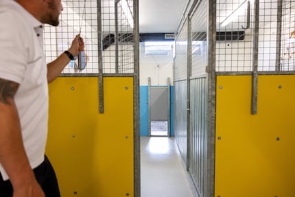 Piet Umiker può aprire il portello dall'esterno della gabbia.