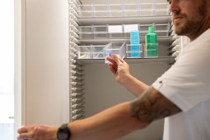 Piet Umiker conserva i farmaci per gli animali in un armadietto apposito del reparto psichiatrico.