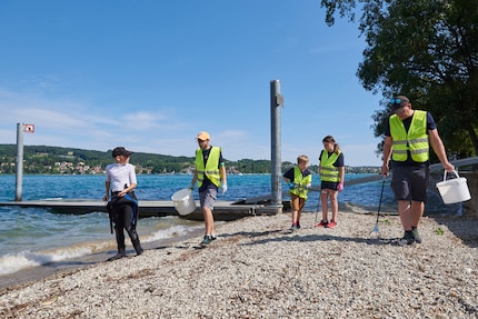 Helpers on shore keep an eye on the bubbles from the diving teams and clean up the shore.
