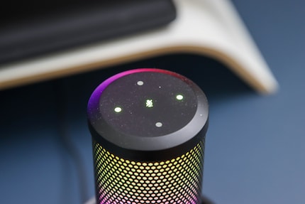 The top of the microphone displays the recording mode and mute option.