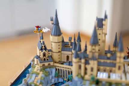 La carrozza di Beauxbatons svetta sul castello di Hogwarts.