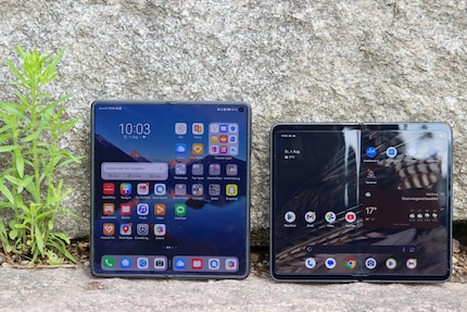 Il display quasi quadrato del Mate X3 (a sinistra) per un confronto.