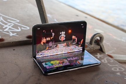 È solo un piccolo spostamento, ma YouTube, con il display piegato a metà, riproduce il video esattamente nella metà superiore.
