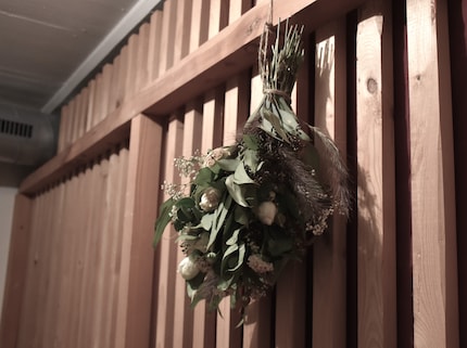 I wonder if the water will travel to its head? My bridal bouquet dries in the cellar.