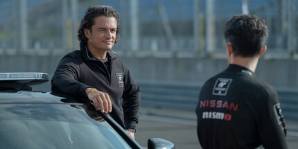 Orlando Bloom è solito interpretare eroi stoici e taciturni. Qui che può dare sfogo alla sua parlantina marketing.