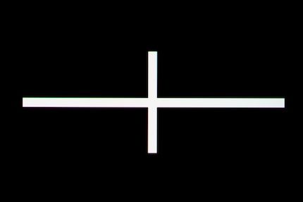 Non si tratta di uno screenshot, ma di una foto: con l'OLED non c'è blooming. La separazione tra aree chiare e scure è perfetta.