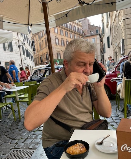 Il giornalista Luzi Bernet prende il suo caffè in via eccezionale non in piedi al bancone ma seduto a un tavolino. Questo comporta un extra da 20 a 50 centesimi per caffè.