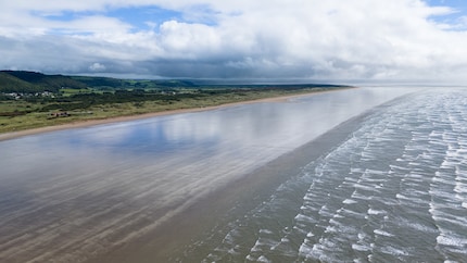 Pendine Sands, nel Galles, con la fotocamera principale dell'Air 3. Qui si battevano i record di velocità: nel 1927, John Godfrey Parry-Thomas morì quando la sua auto si ribaltò a 270 km/h.