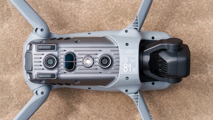 Il drone è dotato di sensori ottici su tutti i lati. Sul lato inferiore si trova anche un preciso sensore a infrarossi.