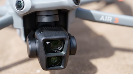 Il DJI Air 3 è dotato di due fotocamere: una con lunghezza focale di 24 mm e una con lunghezza focale di 70 mm.
