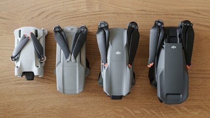 L'Air 3 (secondo da destra) è grande quasi quanto un Mavic 3 (all'estrema destra). L'Air 2 (secondo da sinistra) si trovava ancora tra il Mini 3 (a sinistra) e il Mavic 3.