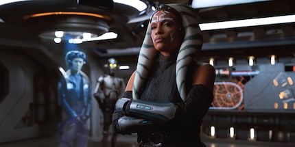 Nota la postura di Rosario Dawson: questa potrebbe essere una Ahsoka in scala 1:1 della serie animata.