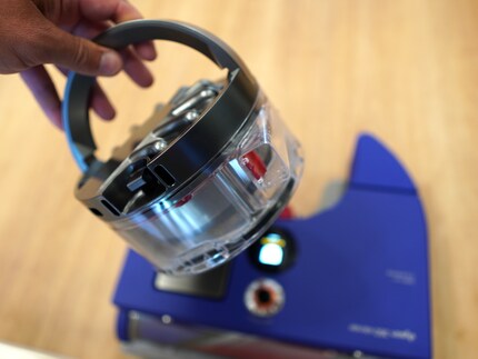 Puoi anche trasportare il robot con la maniglia del contenitore dello sporco.