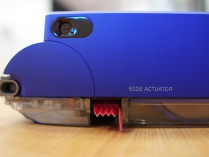 La grande specialità del robot Dyson: la bocchetta pieghevole per bordi e angoli.