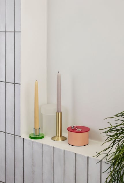 La combinazione di colori grigio-bianco delle piastrelle è completata dalla finitura bianca.