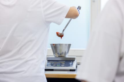 Sandra pesa con cura la mousse di peperoncino.