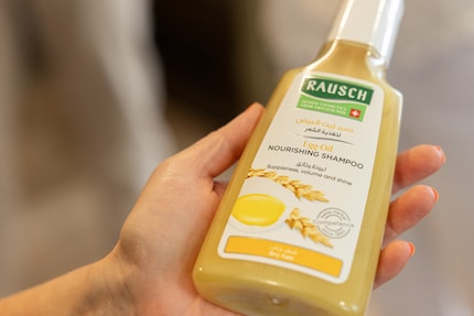 Pronto per l'esportazione: lo shampoo all'uovo e olio con etichetta araba. A proposito, lo shampoo profuma di zabaione.