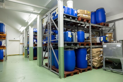 Qui vengono conservate le erbe in sacchi. Gli estratti liquidi che se ne ricavano si trovano nei contenitori blu.