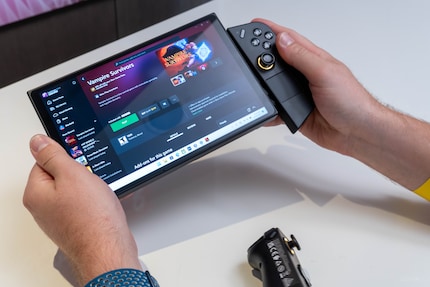 The controllers are easy to remove and reattach.