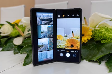 L'app fotocamera riconosce che il display è chiuso solo a metà e si regola di conseguenza.