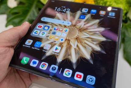 La piega al centro del display è appena visibile, e non solo nella foto.