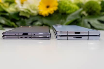 L'Honor Magic V2 (a sinistra) accanto al Galaxy Z Fold 5 (a destra).