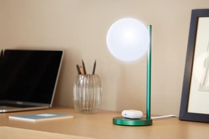 La luce per l'ufficio ricarica anche il tuo smartphone o le tue cuffie in modalità wireless.