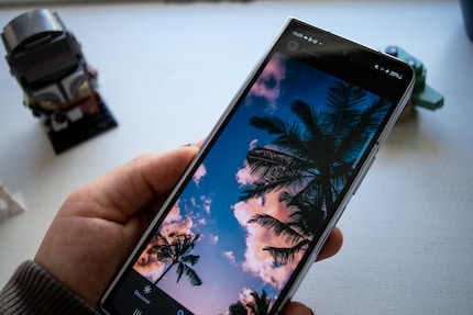 Il display frontale del Galaxy Z Fold 5 mostra buoni contrasti e offre una luminosità molto elevata.