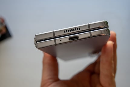 Lo smartphone si chiude a filo...