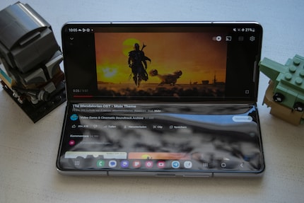 Quando voglio guardare un video su YouTube, posso posizionare lo smartphone in questo modo. Tuttavia, non posso quasi accedere alla barra rossa.