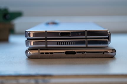 Il mio Oppo Find X5 (sotto) a confronto con il Galaxy Z Fold 5.