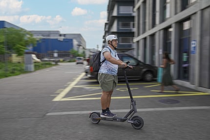 Dopo 30 chilometri di guida, al traguardo davanti al negozio Digitec Galaxus di Zurigo.