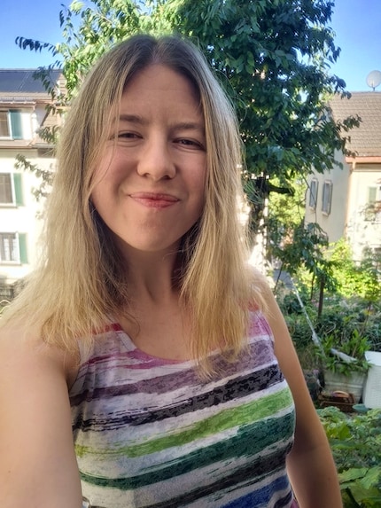 Con la fotocamera sotto il display, lo sfondo appare pixelato, ma va bene per le videochiamate.