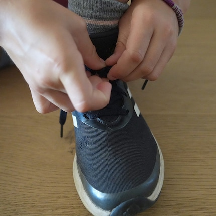 ... e annodarle insieme – ecco che le scarpe sono pronte per essere indossate.