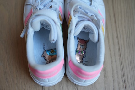 Ciao lama: piccolo compito di puzzle prima di indossare le scarpe.