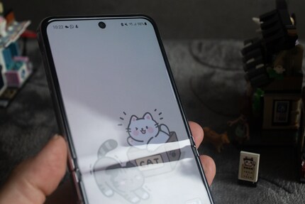 ...la piega del flip phone risulta molto evidente.