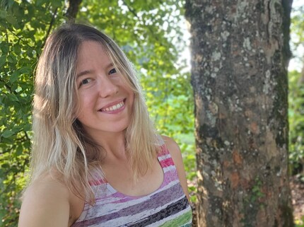 I selfie vengono bene, ma con i miei capelli il bokeh appare artificiale, mentre le foglie sono troppo nitide per la distanza a cui si trovano.