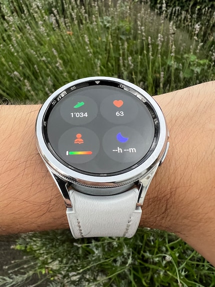 Il Galaxy Watch6 mostra tutte le statistiche sul quadrante dell’orologio, ma nell’app sono più dettagliate.
