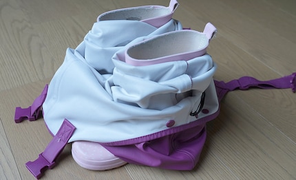 Come i pompieri: indossare pantaloni impermeabili e stivali di gomma contemporaneamente.