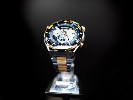 For once, all that glitters here is 18-carat gold. This version of the Watch Ultimate costs 3000 francs.
