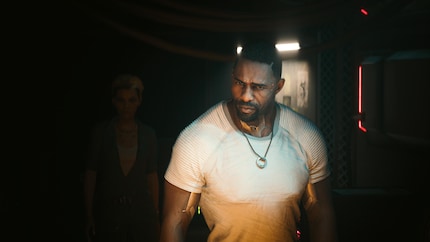 Idris Elba offre una performance eccezionale nei panni di Solomon Reed.