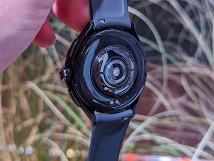 I sensori sul retro dello Xiaomi Watch 2 Pro.