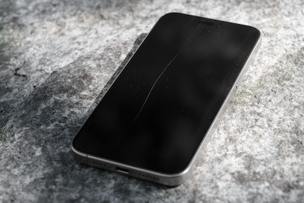 Un incubo che diventa realtà: un graffio profondo sul display dello smartphone più costoso di Apple.